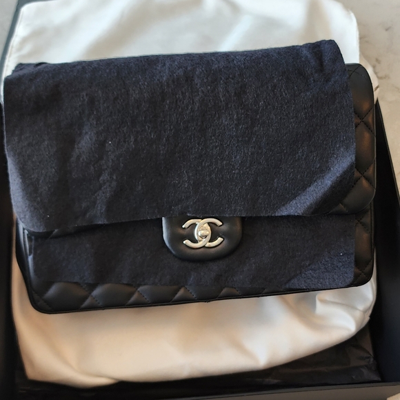 Large Lambskin Chanel Classic double flapbag - Picture 3 of 5